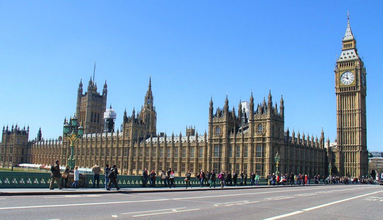 Government Announces Rail Fare Freeze Until 2027